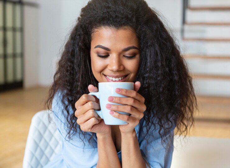 Foto grátis mulher jovem tomando uma xícara de café