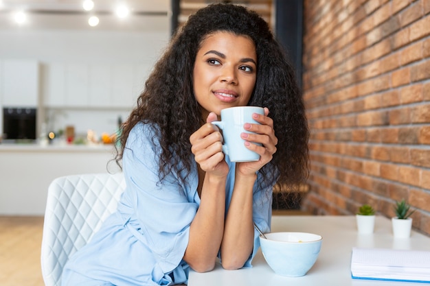 Mulher jovem tomando uma xícara de café