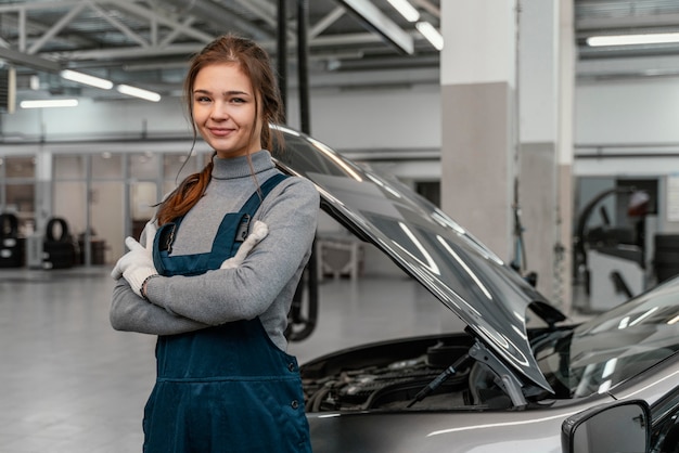 Mulher jovem trabalhando em uma oficina de automóveis