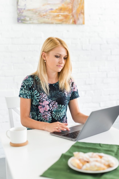 Mulher jovem, trabalhando, laptop, escrivaninha