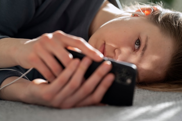 Mulher jovem triste em casa