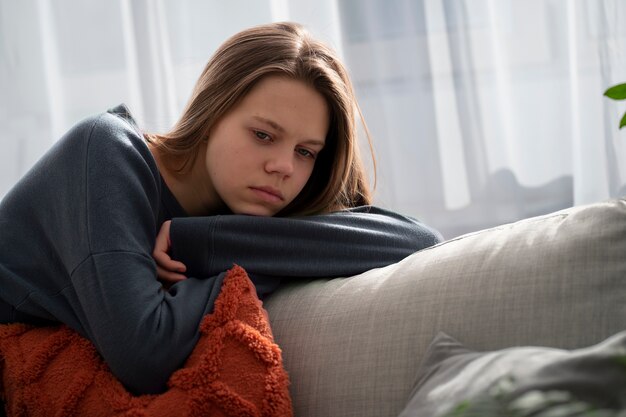 Mulher jovem triste em casa