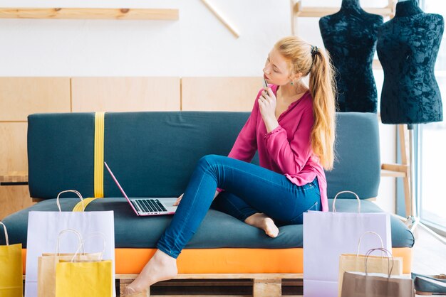 Mulher jovem, usando computador portátil, após, shopping