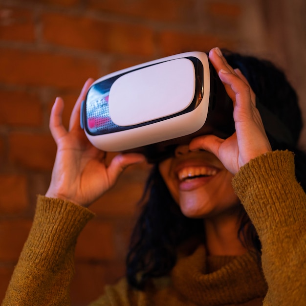 Mulher jovem usando óculos de realidade virtual