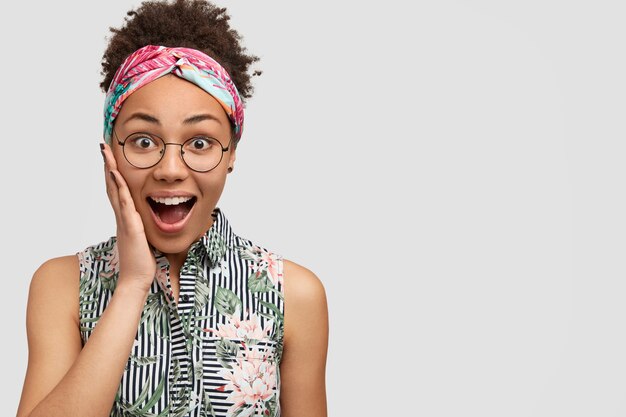 Mulher jovem usando óculos redondos e bandana colorida