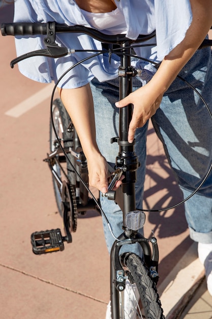 Mulher jovem usando sua bicicleta dobrável