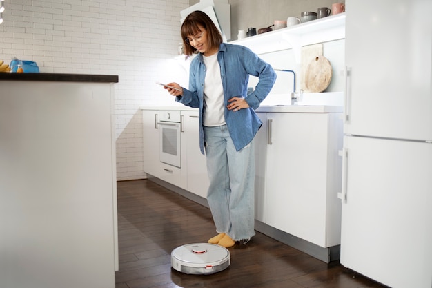 Mulher jovem usando tecnologia doméstica