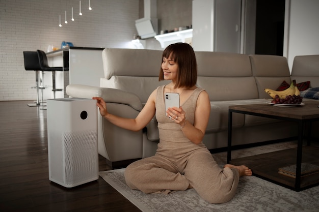 Mulher jovem usando tecnologia doméstica