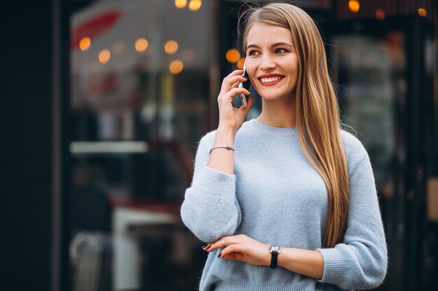 Mulher jovem, usando, telefone