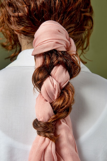 Mulher jovem usando um lenço como acessório de cabelo