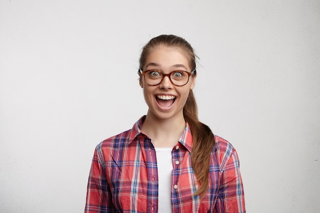 Mulher jovem vestindo camisa listrada e óculos