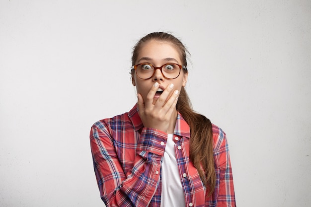 Mulher jovem vestindo camisa listrada e óculos