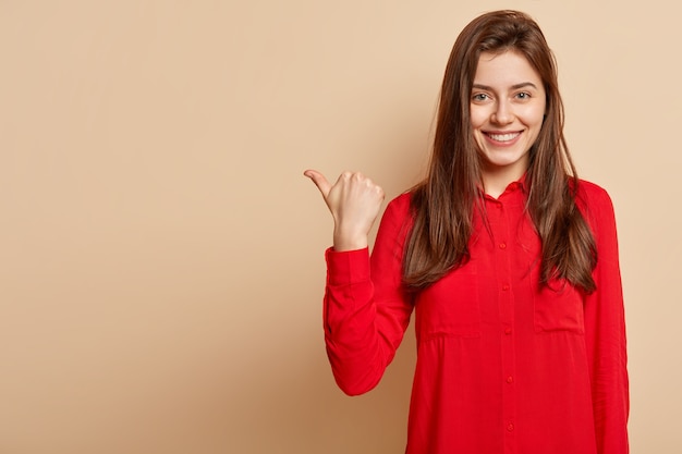 Mulher jovem vestindo camisa vermelha