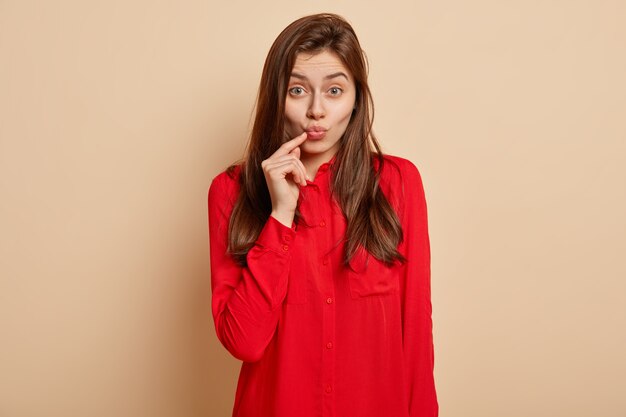Mulher jovem vestindo camisa vermelha