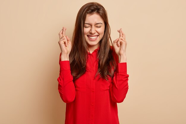 Mulher jovem vestindo camisa vermelha