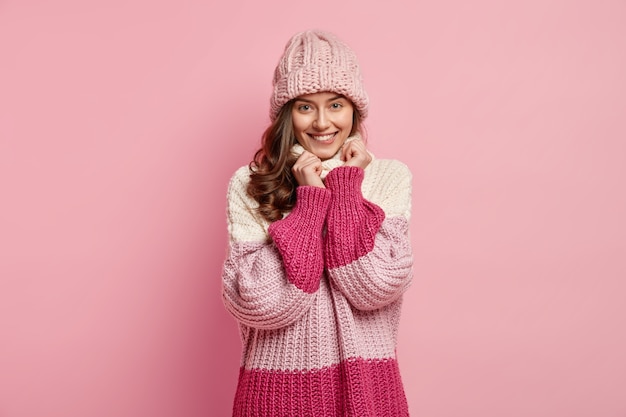 Mulher jovem vestindo roupas coloridas de inverno