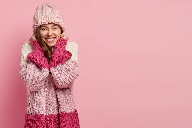 Foto grátis mulher jovem vestindo roupas coloridas de inverno