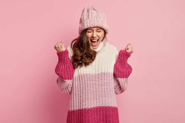 Foto grátis mulher jovem vestindo roupas coloridas de inverno