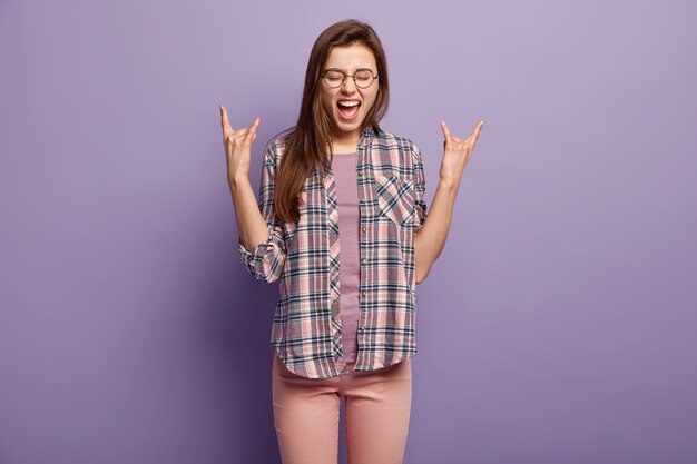 Mulher jovem vestindo roupas coloridas