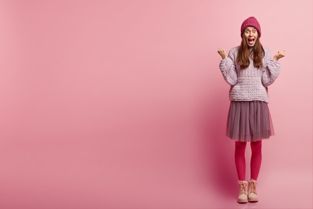 Mulher jovem vestindo roupas da moda