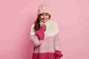 Foto grátis mulher jovem vestindo roupas de inverno