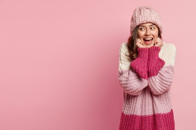 Mulher jovem vestindo roupas de inverno