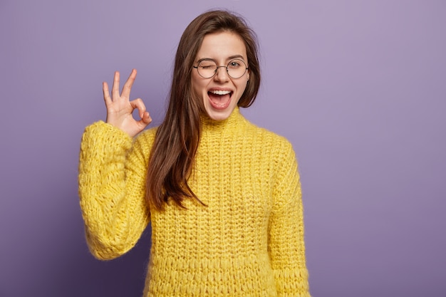 Mulher jovem vestindo suéter amarelo