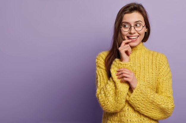 Mulher jovem vestindo suéter amarelo