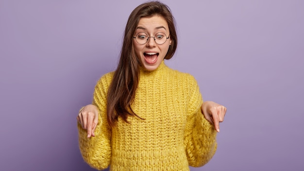 Mulher jovem vestindo suéter amarelo