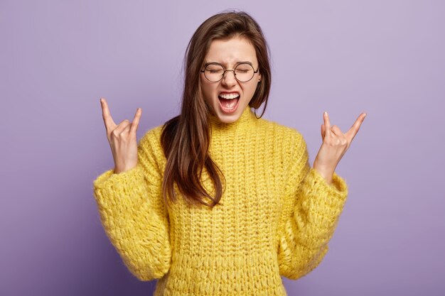 Mulher jovem vestindo suéter amarelo