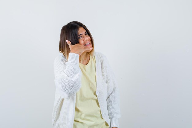 Foto grátis mulher jovem vestindo um casaco de lã branco