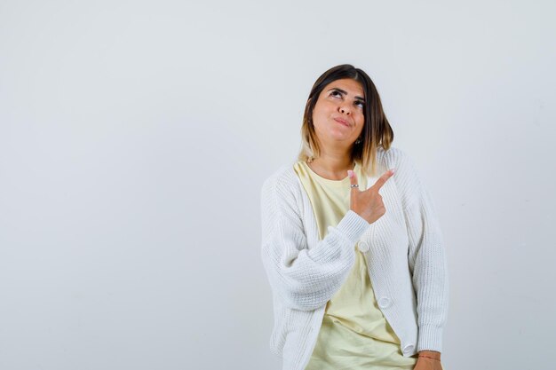 Foto grátis mulher jovem vestindo um casaco de lã branco