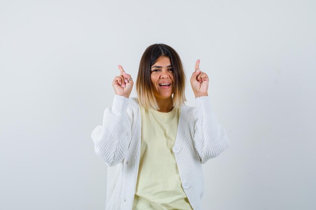 Mulher jovem vestindo um casaco de lã branco