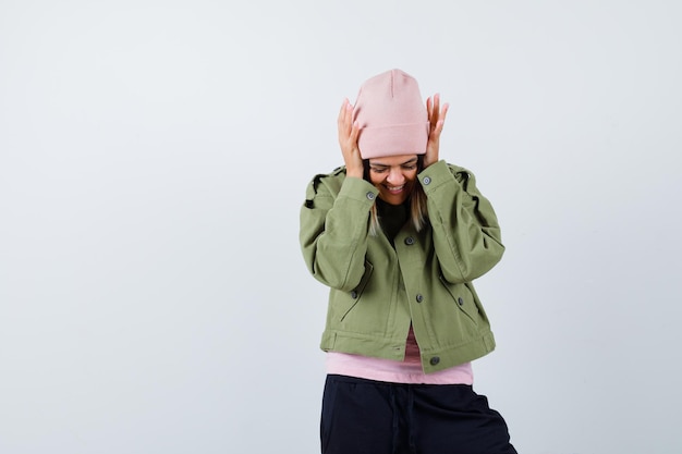 Foto grátis mulher jovem vestindo uma jaqueta e um chapéu rosa