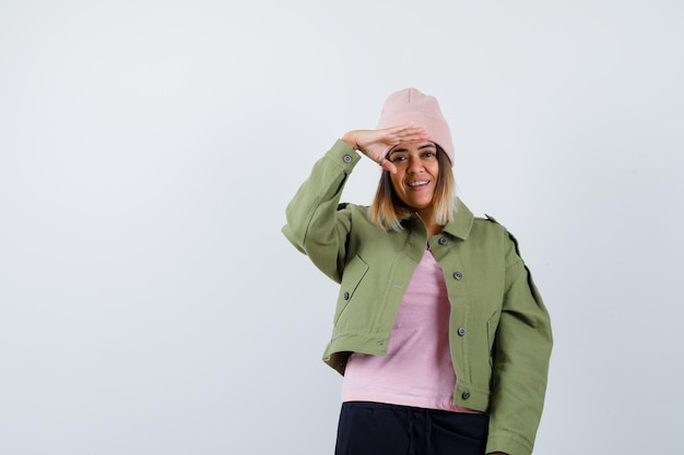 Foto grátis mulher jovem vestindo uma jaqueta e um chapéu rosa