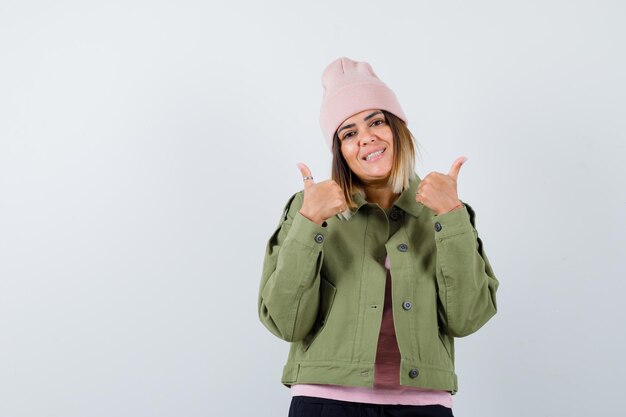 Mulher jovem vestindo uma jaqueta e um chapéu rosa