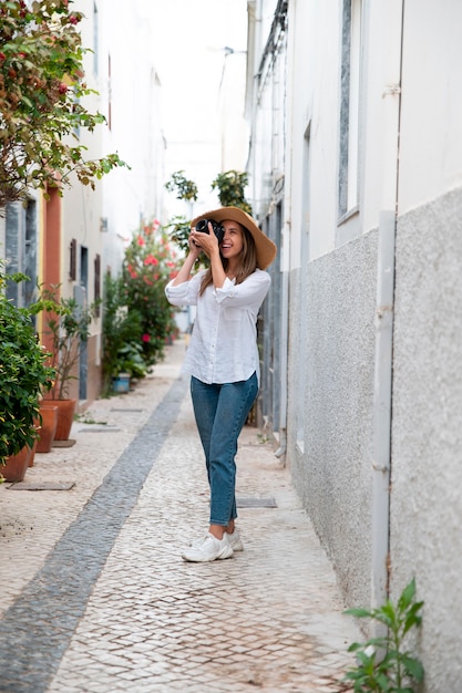 Mulher jovem viajando sem cobiça na cidade