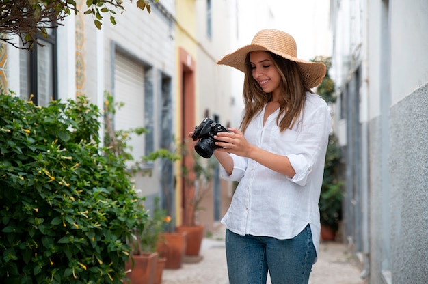 Foto grátis mulher jovem viajando sem cobiça na cidade