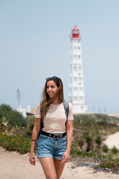 Mulher jovem viajando sem cobiça