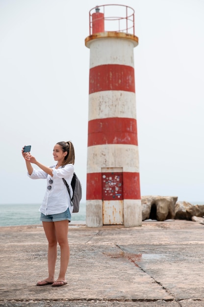 Mulher jovem viajando sem cobiça