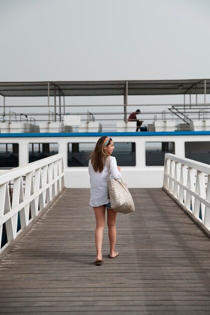 Mulher jovem viajando sem cobiça