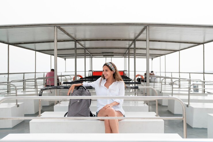 Foto grátis mulher jovem viajando sem cobiça