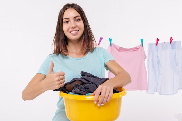 Mulher, lavanderia, cesta, mostrando, aprovação