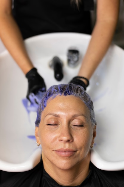 Mulher lavando o cabelo no salão de beleza