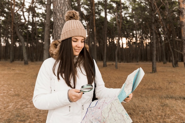 Foto grátis mulher, leitura, mapa, em, floresta