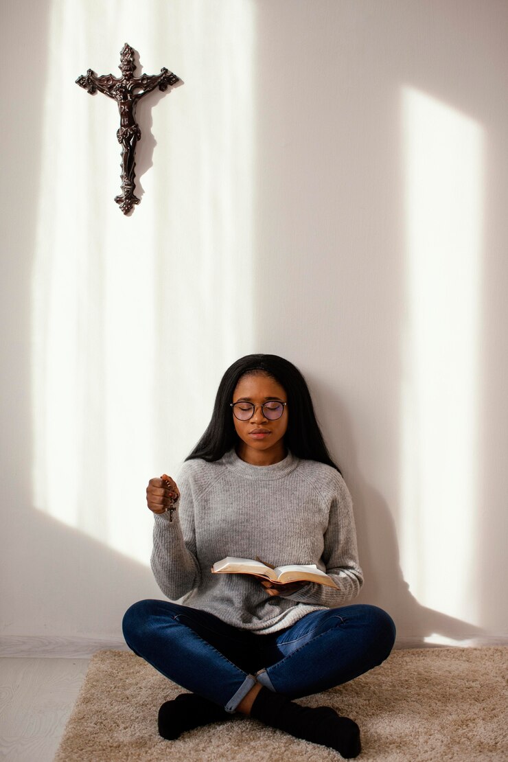 Foto grátis mulher lendo a bíblia dentro de casa