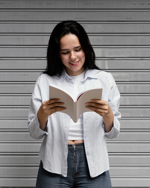 Foto grátis mulher lendo um livro interessante