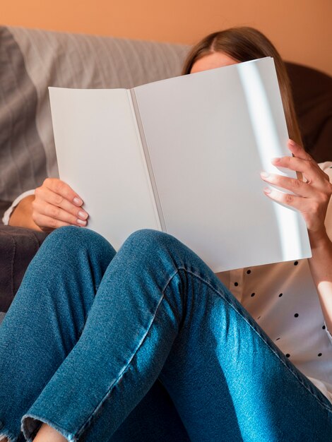 Mulher lendo uma revista de maquete