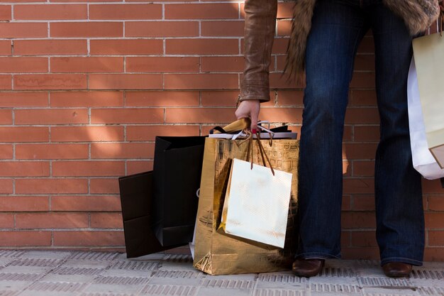 Mulher, levando, bolsas compras, chão