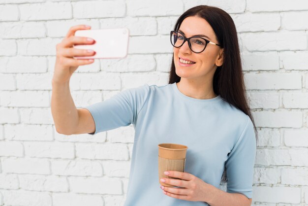 Mulher, levando, selfie, com, xícara café